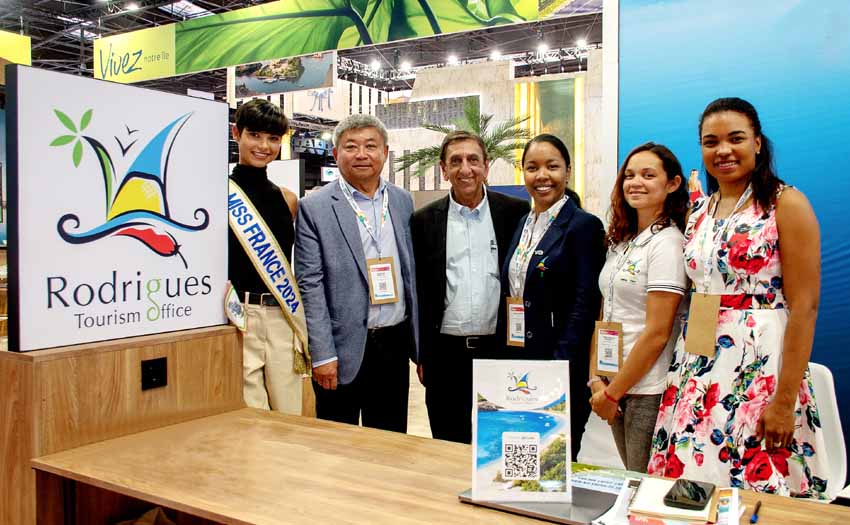 Miss France 2024, Ève Gilles, aux côtés de Jean-Alain Wong So, Commissaire au Tourisme, Aziz Patel, Président du comité Miss Réunion, Issana Agathe, Directrice de l’Office du Tourisme, Valérie Roussety, Chargée de promotion et Béatrix Baptiste, de La Belle Rodriguaise - © Joey Nicles Modeste