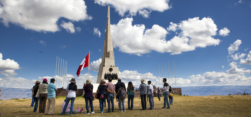 Touristes dans le sanctuaire historique de la Pampa de Ayacucho. District de Quinuá - © PROMPERÚ