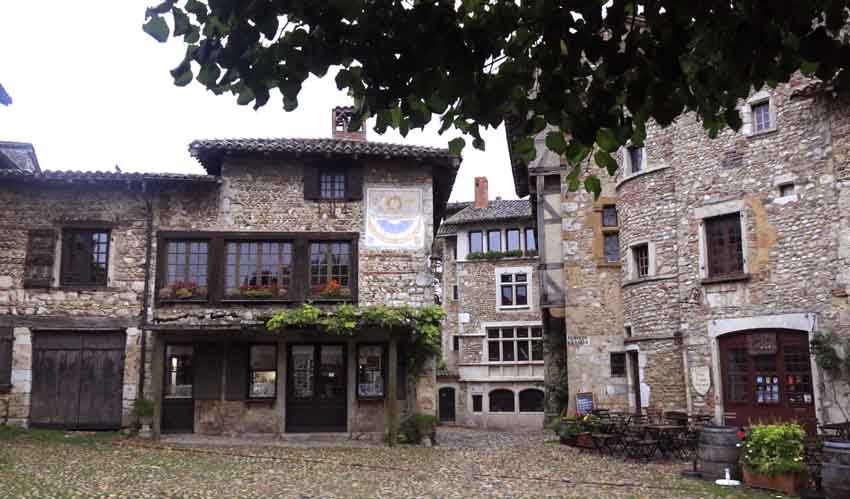 Cité médiévale de Pérouges, place du tilleul - © Jean-Louis Corgier