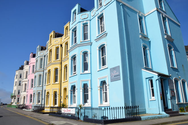 Maisons géorgiennes aux couleurs pastel - © D. Raynal