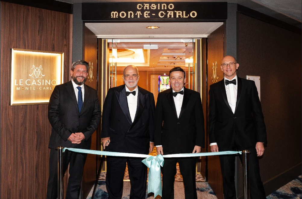 Stéphane Valeri, Président-Délégué de Monte-Carlo Société des Bains de Mer et Manfredi Lefebvre, Président Exécutif de A&K Travel Group Entourés de Bernie Leypold, Directeur Général des Opérations Crystal et Pascal Camia, Directeur du Développement International de Monte-Carlo Société des Bains de Mer - © Monte-Carlo Société des Bains de Mer