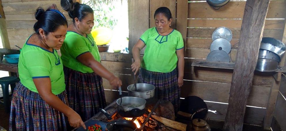 Femmes de la tribu Q'eqchi Maya - © ’Indian Creek Mayan Arts Women’s Group