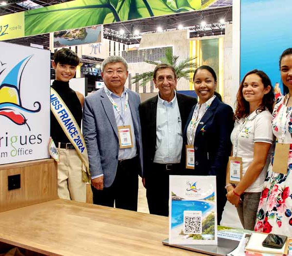 Miss France 2024, Ève Gilles, aux côtés de Jean-Alain Wong So, Commissaire au Tourisme, Aziz Patel, Président du comité Miss Réunion, Issana Agathe, Directrice de l’Office du Tourisme, Valérie Roussety, Chargée de promotion et Béatrix Baptiste, de La Belle Rodriguaise - © Joey Nicles Modeste