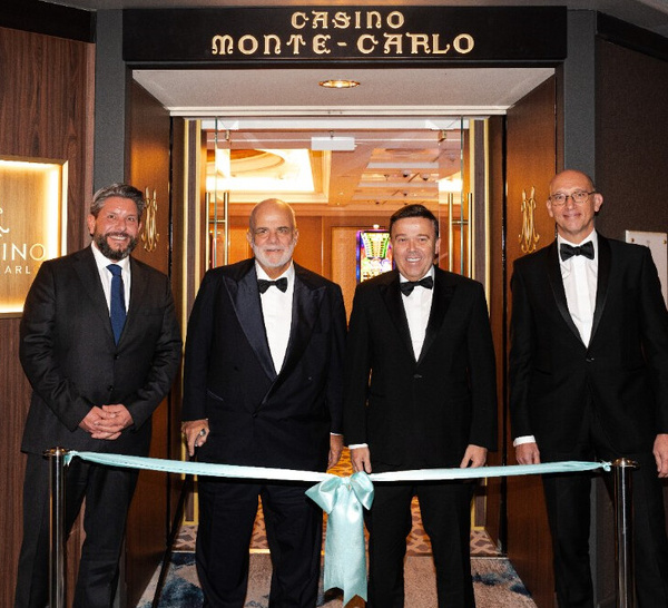 Stéphane Valeri, Président-Délégué de Monte-Carlo Société des Bains de Mer et Manfredi Lefebvre, Président Exécutif de A&K Travel Group Entourés de Bernie Leypold, Directeur Général des Opérations Crystal et Pascal Camia, Directeur du Développement International de Monte-Carlo Société des Bains de Mer - © Monte-Carlo Société des Bains de Mer